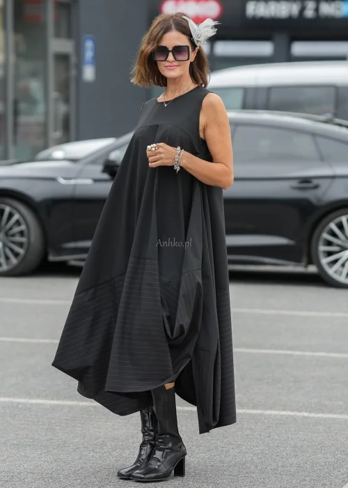 Czarna sukienka maxi o kroju litery A z kieszeniami i efektownym dołem z subtelnymi paskami. Elegancki model bez rękawów do wyjątkowych i codziennych stylizacji.