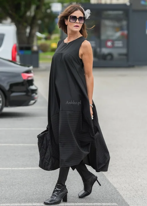 Czarna sukienka maxi o kroju litery A z kieszeniami i efektownym dołem z subtelnymi paskami. Elegancki model bez rękawów do wyjątkowych i codziennych stylizacji.