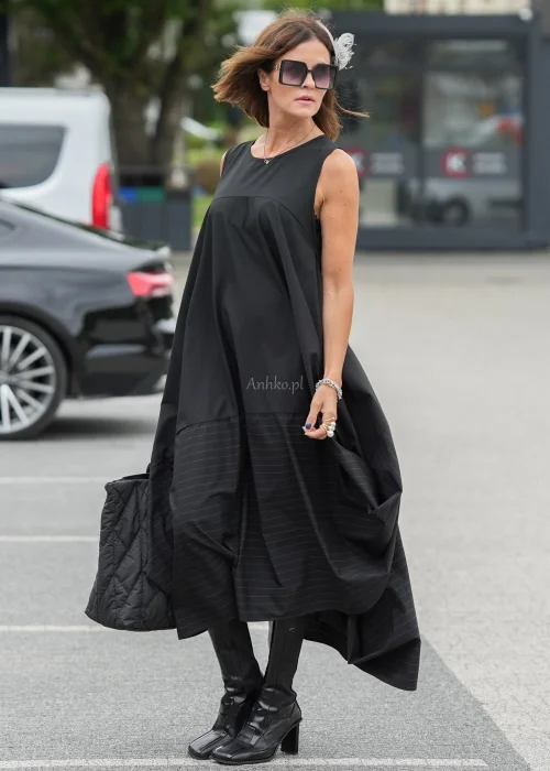 Czarna sukienka maxi o kroju litery A z kieszeniami i efektownym dołem z subtelnymi paskami. Elegancki model bez rękawów do wyjątkowych i codziennych stylizacji.