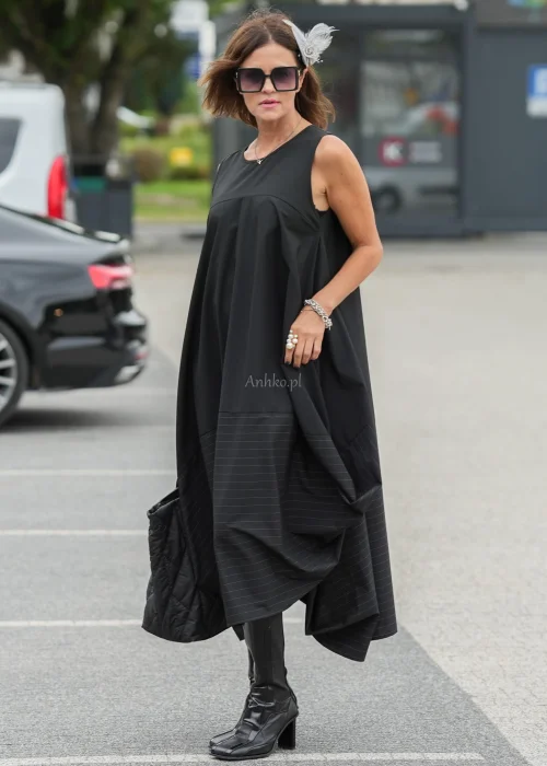Czarna sukienka maxi o kroju litery A z kieszeniami i efektownym dołem z subtelnymi paskami. Elegancki model bez rękawów do wyjątkowych i codziennych stylizacji.