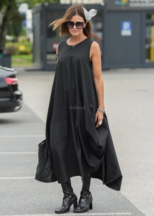 Czarna sukienka maxi o kroju litery A z kieszeniami i efektownym dołem z subtelnymi paskami. Elegancki model bez rękawów do wyjątkowych i codziennych stylizacji.