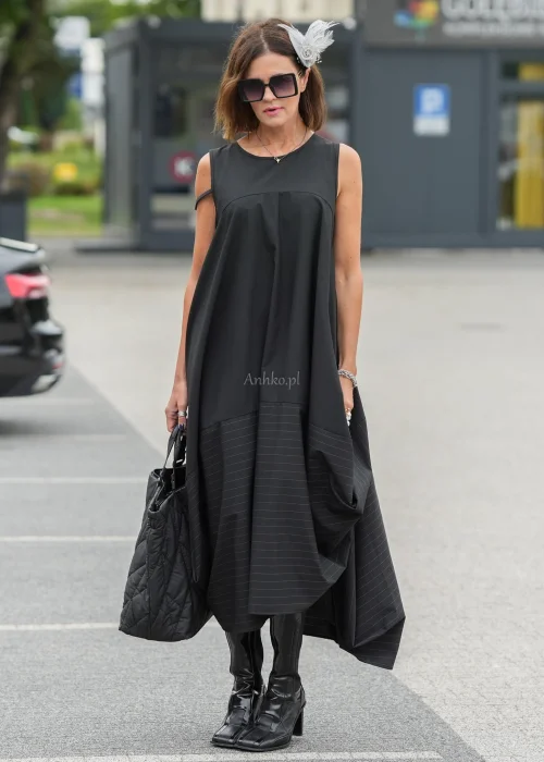 Czarna sukienka maxi o kroju litery A z kieszeniami i efektownym dołem z subtelnymi paskami. Elegancki model bez rękawów do wyjątkowych i codziennych stylizacji.
