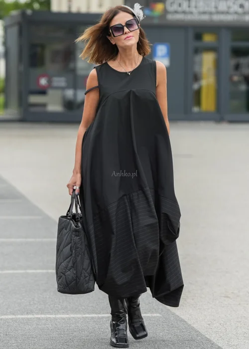 Czarna sukienka maxi o kroju litery A z kieszeniami i efektownym dołem z subtelnymi paskami. Elegancki model bez rękawów do wyjątkowych i codziennych stylizacji.