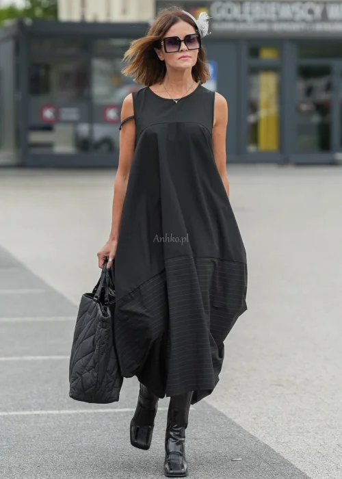 Czarna sukienka maxi o kroju litery A z kieszeniami i efektownym dołem z subtelnymi paskami. Elegancki model bez rękawów do wyjątkowych i codziennych stylizacji.