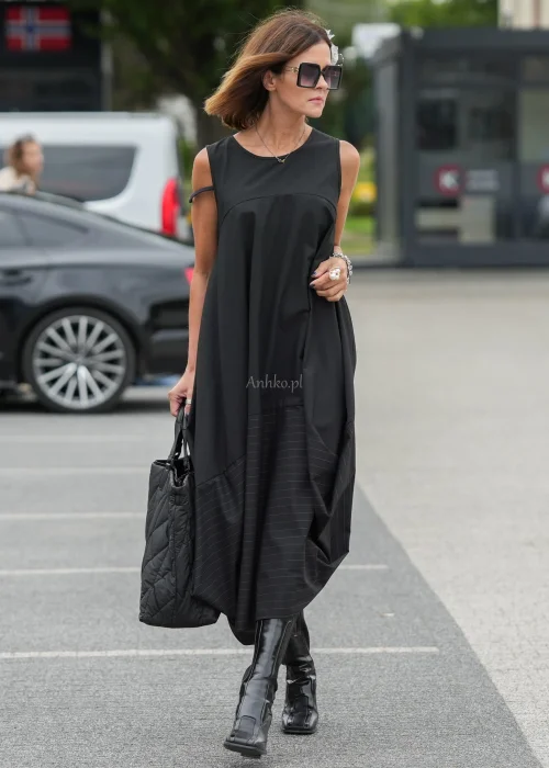 Czarna sukienka maxi o kroju litery A z kieszeniami i efektownym dołem z subtelnymi paskami. Elegancki model bez rękawów do wyjątkowych i codziennych stylizacji.