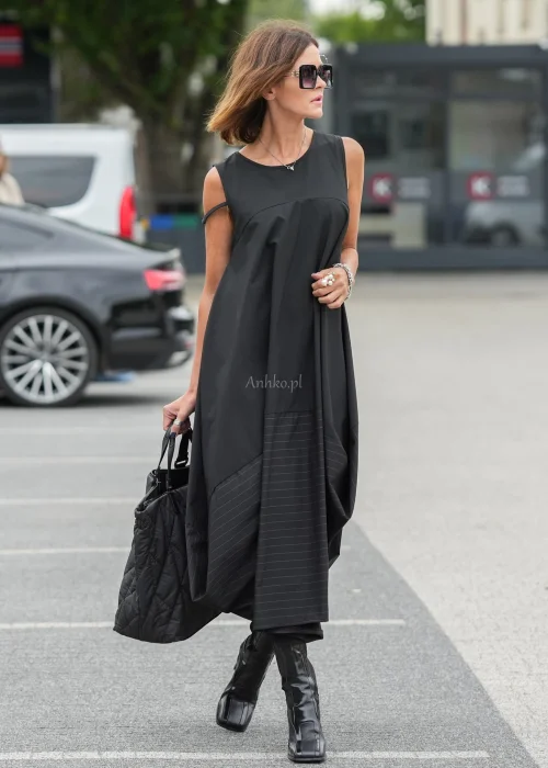 Czarna sukienka maxi o kroju litery A z kieszeniami i efektownym dołem z subtelnymi paskami. Elegancki model bez rękawów do wyjątkowych i codziennych stylizacji.