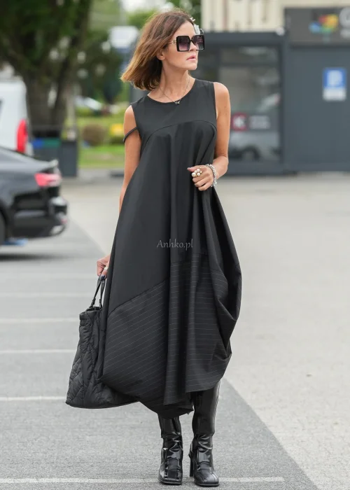 Czarna sukienka maxi o kroju litery A z kieszeniami i efektownym dołem z subtelnymi paskami. Elegancki model bez rękawów do wyjątkowych i codziennych stylizacji.