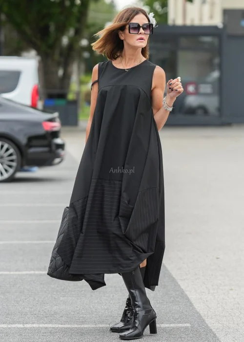 Czarna sukienka maxi o kroju litery A z kieszeniami i efektownym dołem z subtelnymi paskami. Elegancki model bez rękawów do wyjątkowych i codziennych stylizacji.