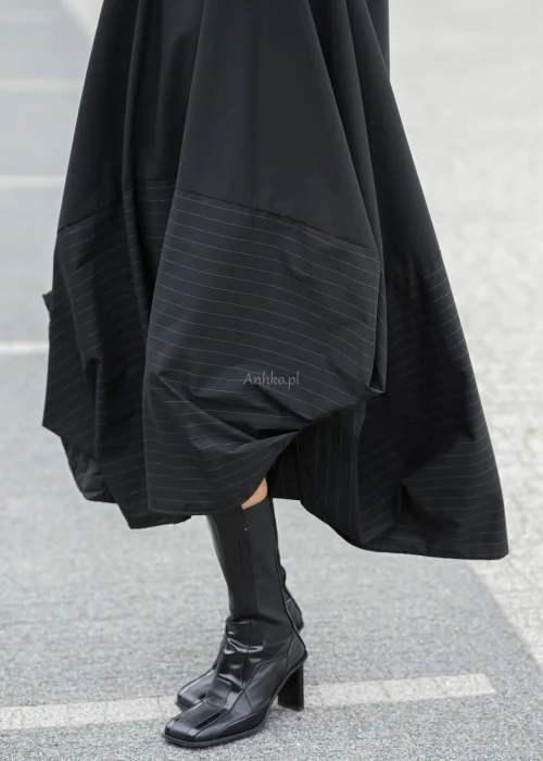 Czarna sukienka maxi o kroju litery A z kieszeniami i efektownym dołem z subtelnymi paskami. Elegancki model bez rękawów do wyjątkowych i codziennych stylizacji.