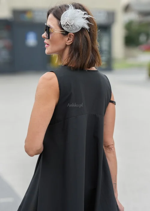 Czarna sukienka maxi o kroju litery A z kieszeniami i efektownym dołem z subtelnymi paskami. Elegancki model bez rękawów do wyjątkowych i codziennych stylizacji.