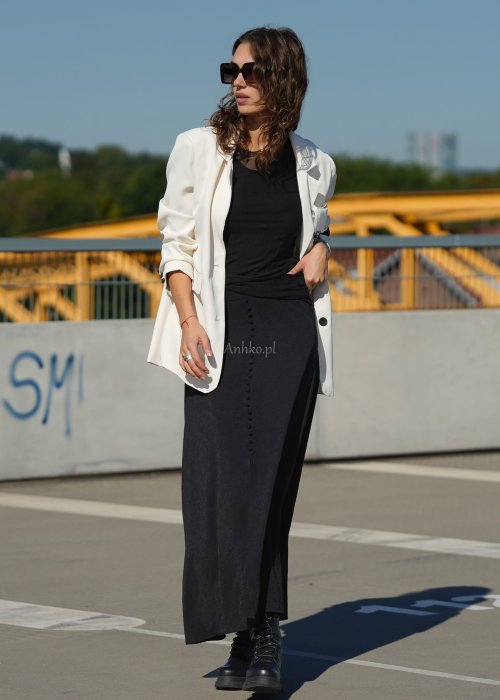 Czarna bluzka damska z transparentnymi rękawami i dekoltem łódka, elegancka stylizacja miejska z okularami przeciwsłonecznymi.