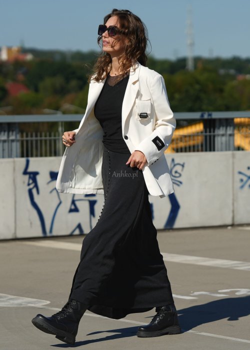 Czarna bluzka damska z transparentnymi rękawami i dekoltem łódka, elegancka stylizacja miejska z okularami przeciwsłonecznymi.