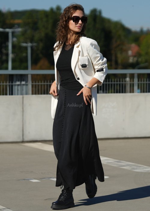 Czarna bluzka damska z transparentnymi rękawami i dekoltem łódka, elegancka stylizacja miejska z okularami przeciwsłonecznymi.