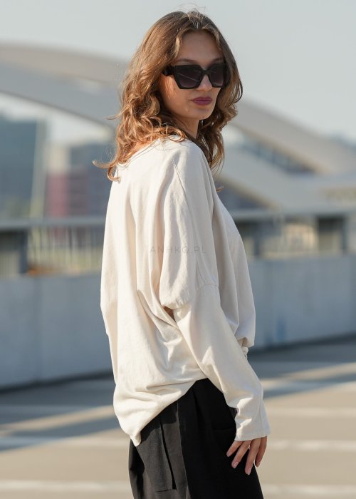 Bawełniana bluzka damska Anio w kolorze nude, o luźnym fasonie oversize, z dekoltem V, długim rękawem i obniżoną linią ramion.