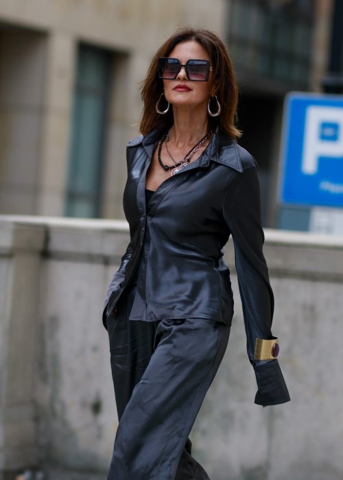 Elegancka bluzka koszulowa o dopasowanym, kobiecym kroju, wyraźnie modelującym talię. Wykonana z gładkiej, lejącej tkaniny o satynowym połysku