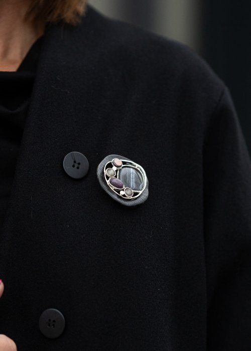 Owalna broszka magnetyczna w odcieniach czerni i srebra z dekoracyjnymi kamieniami elegancka biżuteria damska do płaszcza lub marynarki