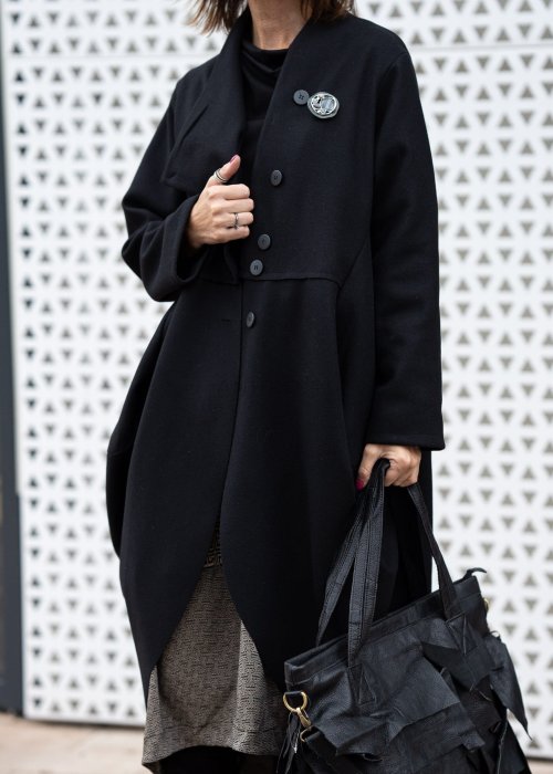 Owalna broszka magnetyczna w odcieniach czerni i srebra z dekoracyjnymi kamieniami elegancka biżuteria damska do płaszcza lub marynarki