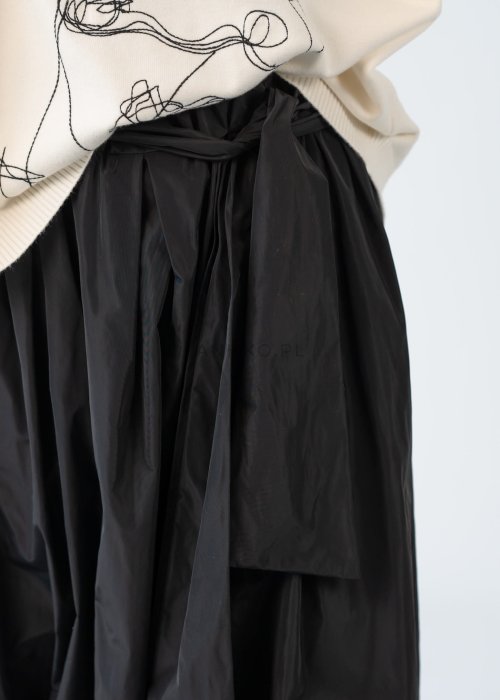 Czarna spódnica długa z wiązaniem w pasie i luźnym krojem