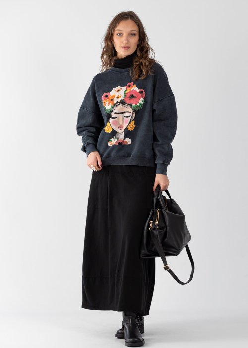 Czarne spódnico-spodnie maxi z elastycznym pasem i dużymi kieszeniami, zestawione z białą bluzką i czarnymi botkami na obcasie w miejskiej stylizacji.