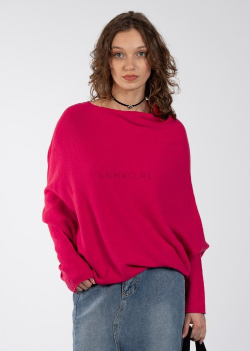Różowy sweter oversize o nietoperzowym kroju z dekoltem łódka, asymetryczny dół, stylizacja z jeansową spódnicą.