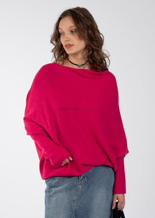 Różowy sweter oversize o nietoperzowym kroju z dekoltem łódka, asymetryczny dół, stylizacja z jeansową spódnicą.