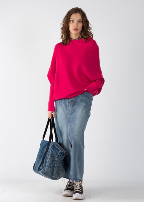 Różowy sweter oversize o nietoperzowym kroju z dekoltem łódka, asymetryczny dół, stylizacja z jeansową spódnicą.