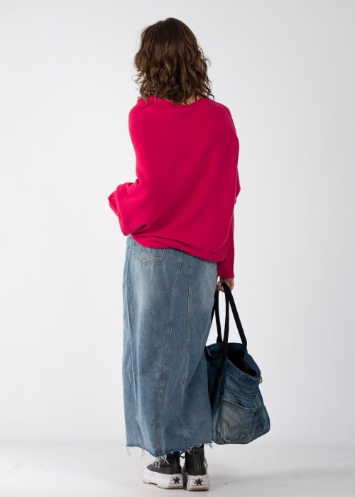 Różowy sweter oversize o nietoperzowym kroju z dekoltem łódka, asymetryczny dół, stylizacja z jeansową spódnicą.