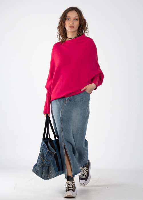 Różowy sweter oversize o nietoperzowym kroju z dekoltem łódka, asymetryczny dół, stylizacja z jeansową spódnicą.