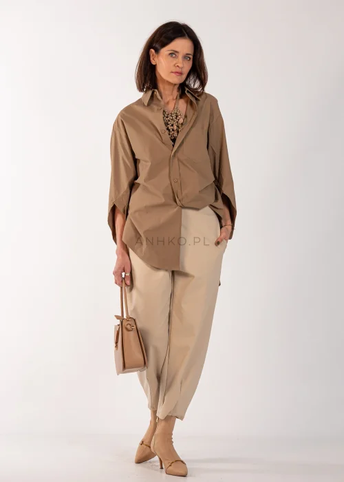 Beżowe spodnie damskie o prostym, lekko zwężanym kroju z wysokim stanem, minimalistyczny fason w elegancko-casualowej stylizacji.