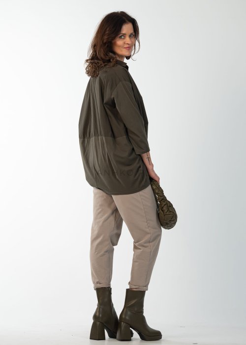 Brązowa koszula damska Alia oversize z kołnierzykiem, rękawem 3/4 i charakterystycznym poziomym przeszyciem