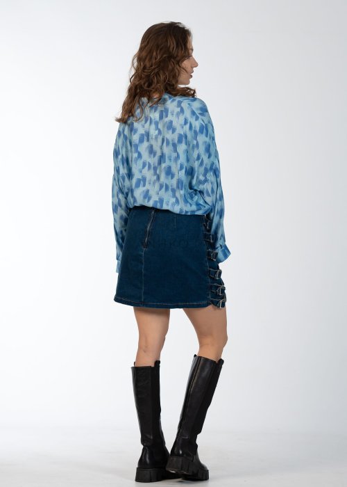 Jeansowa spódniczka mini Karla z ozdobnymi klamrami po bokach, styl streetwear.