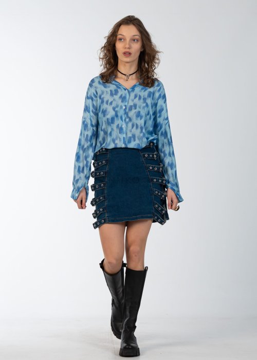 Jeansowa spódniczka mini Karla z ozdobnymi klamrami po bokach, styl streetwear.