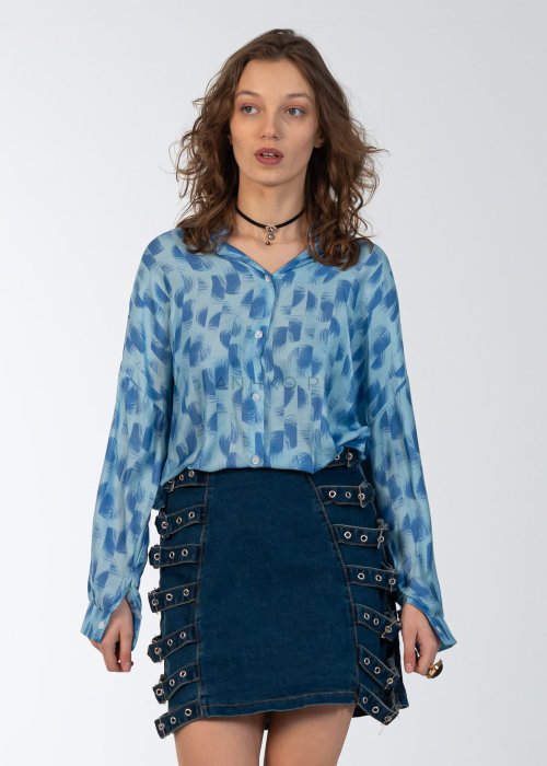 Jeansowa spódniczka mini Karla z ozdobnymi klamrami po bokach, styl streetwear.