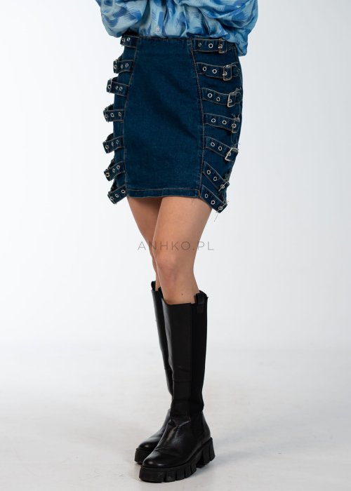 Jeansowa spódniczka mini Karla z ozdobnymi klamrami po bokach, styl streetwear.