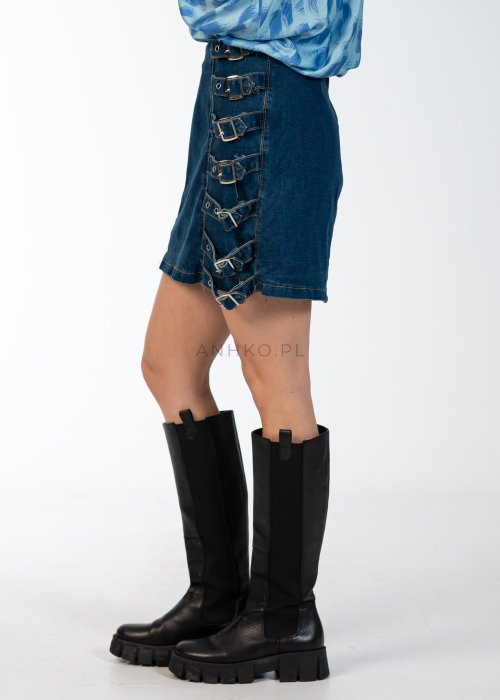 Jeansowa spódniczka mini Karla z ozdobnymi klamrami po bokach, styl streetwear.