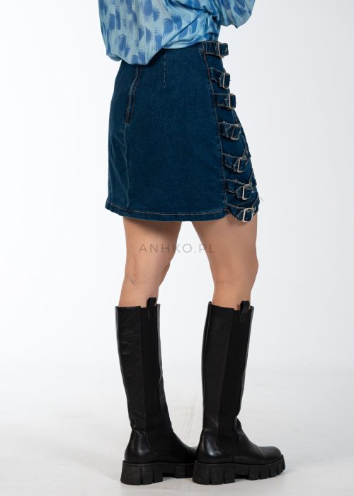 Jeansowa spódniczka mini Karla z ozdobnymi klamrami po bokach, styl streetwear.