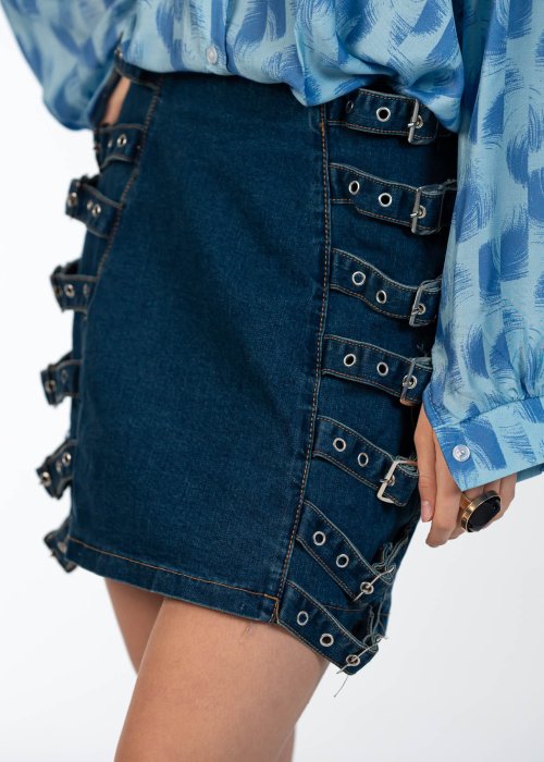 Jeansowa spódniczka mini Karla z ozdobnymi klamrami po bokach, styl streetwear.