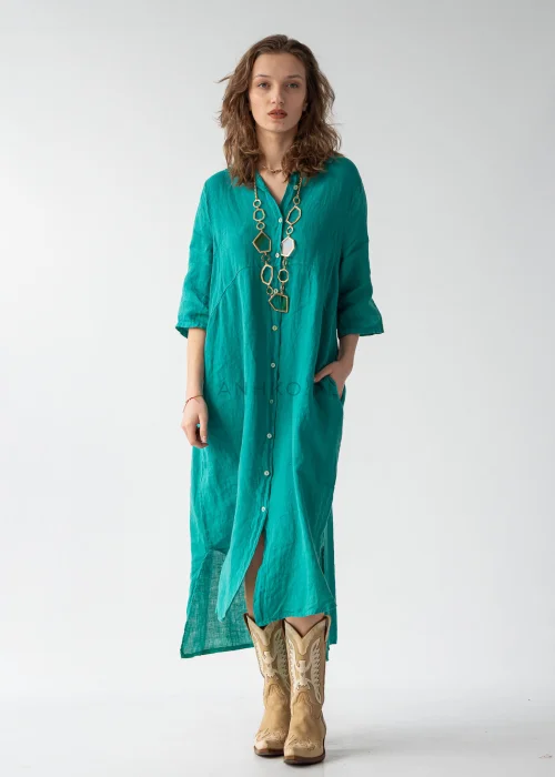 Turkusowa sukienka maxi lniana w stylu szmizjerki, zapinana na guziki, z kołnierzykiem i luźnym fasonem, zestawiona z kowbojkami.