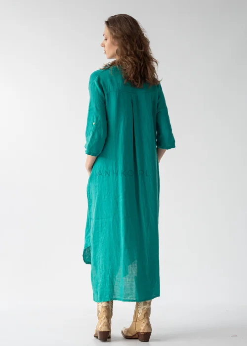 Turkusowa sukienka maxi lniana w stylu szmizjerki, zapinana na guziki, z kołnierzykiem i luźnym fasonem, zestawiona z kowbojkami.