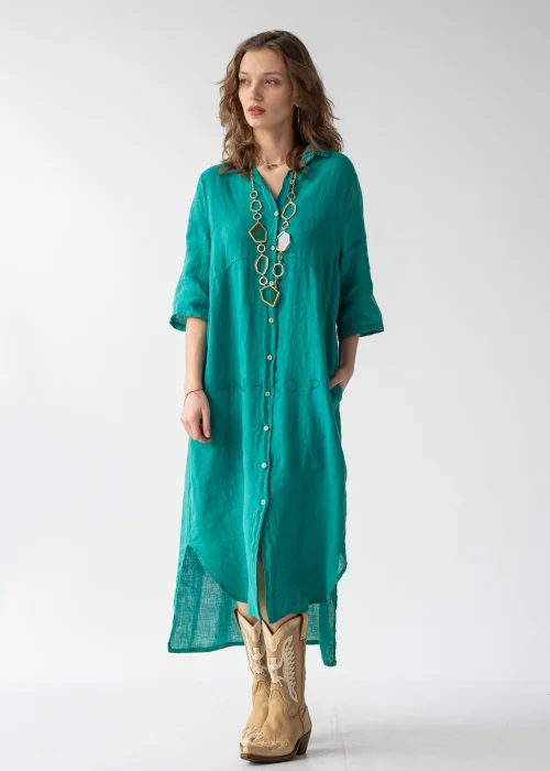 Turkusowa sukienka maxi lniana w stylu szmizjerki, zapinana na guziki, z kołnierzykiem i luźnym fasonem, zestawiona z kowbojkami.