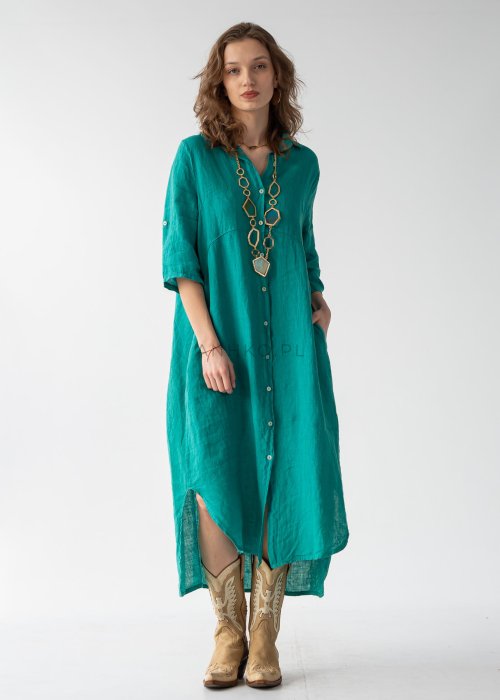 Turkusowa sukienka maxi lniana w stylu szmizjerki, zapinana na guziki, z kołnierzykiem i luźnym fasonem, zestawiona z kowbojkami.