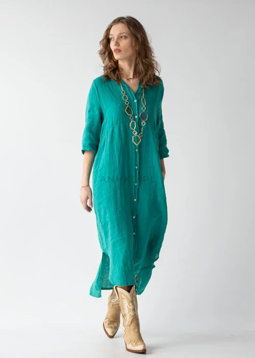 Turkusowa sukienka maxi lniana w stylu szmizjerki, zapinana na guziki, z kołnierzykiem i luźnym fasonem, zestawiona z kowbojkami.