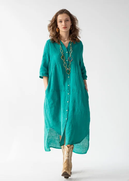 Turkusowa sukienka maxi lniana w stylu szmizjerki, zapinana na guziki, z kołnierzykiem i luźnym fasonem, zestawiona z kowbojkami.