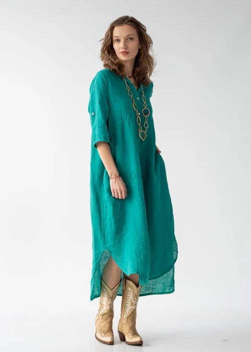 Turkusowa sukienka maxi lniana w stylu szmizjerki, zapinana na guziki, z kołnierzykiem i luźnym fasonem, zestawiona z kowbojkami.
