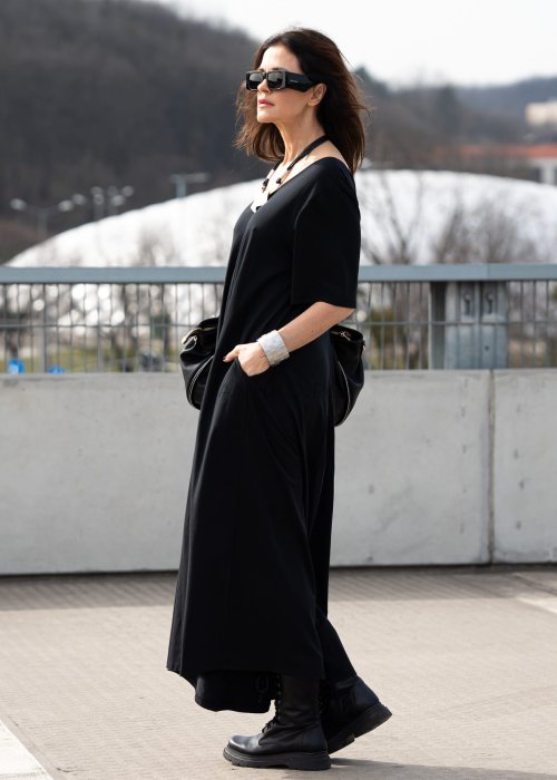 Czarny kombinezon damski oversize z szerokimi nogawkami i krótkim rękawem, minimalistyczna stylizacja miejska z biżuterią.