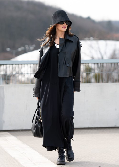 Czarny kombinezon damski oversize z szerokimi nogawkami i krótkim rękawem, minimalistyczna stylizacja miejska z biżuterią.
