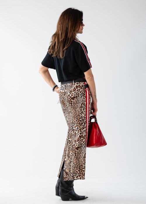 Spódnica midi damska w panterkę z kontrastowym lampasem po boku, styl modowy.
