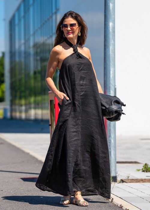 Czarna lniana sukienka maxi bez rękawów z wiązaniem na karku, w luźnym kroju i stylu boho