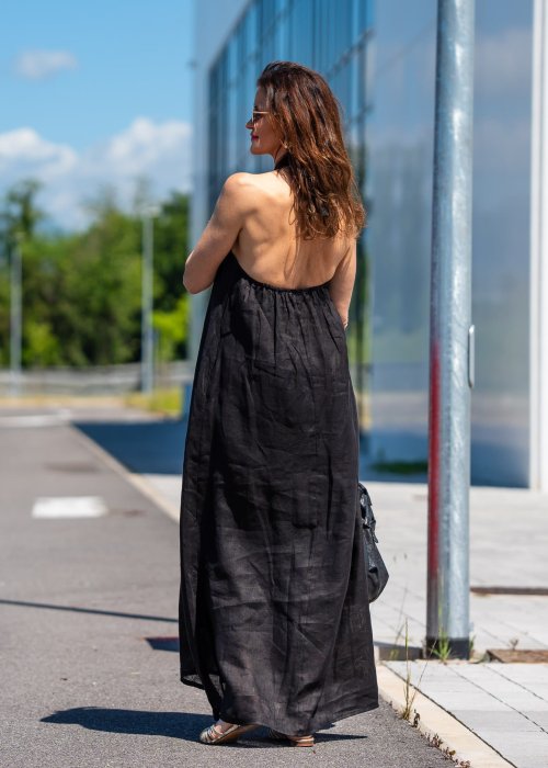 Czarna lniana sukienka maxi bez rękawów z wiązaniem na karku, w luźnym kroju i stylu boho