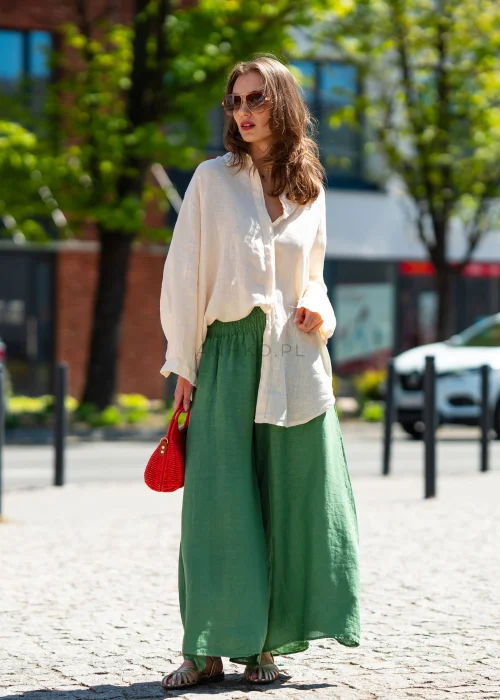 Beżowa lniana koszula damska oversize wykonana z 100% lnu. Model z klasycznym kołnierzykiem, długimi rękawami i wydłużonym tyłem do codziennych oraz eleganckich stylizacji.